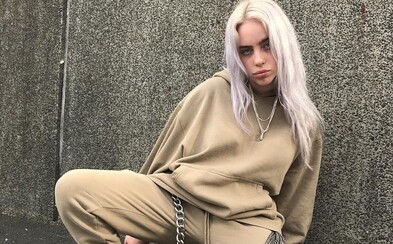 Billie Eilish čelí kritike kvôli predávaniu merchu s ukradnutou anime grafikou Billie Eilish čelí kritike kvôli predávaniu merchu s ukradnutou anime grafikou