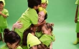 Billie Eilish expanduje, chce oslovit i nejmenší. Přestože nerozumí její hudbě, mohou alespoň vypadat jako ona