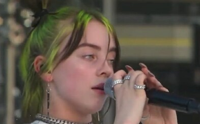 Billie Eilish někdo během koncertu ukradl prsten, když podávala ruku fanouškům. Nech si ho a starej se o něj, vzkázala Billie Eilish někdo během koncertu ukradl prsten, když podávala ruku fanouškům. Nech si ho a starej se o něj, vzkázala
