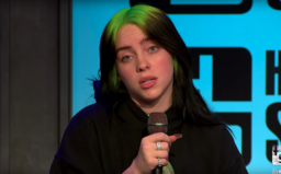 Billie Eilish vypráví o nejhorším rande ve třinácti, po kterém se rozplakala. Byl extrémně bohatý, dnes je ošklivý
