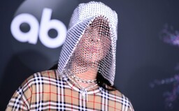 Billie Eilish s maskou Burberry alebo kovbojské rovnošaty v podaní raperov. Sleduj najlepšie outfity z tohtoročných AMAs