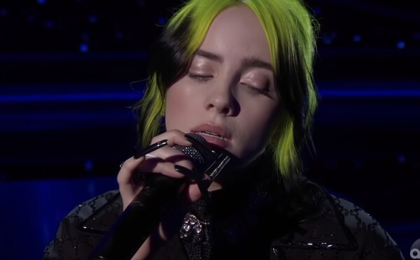 Billie Eilish si myslí, že její vystoupení na Oscarech byl odpad. Vysvětlila proč