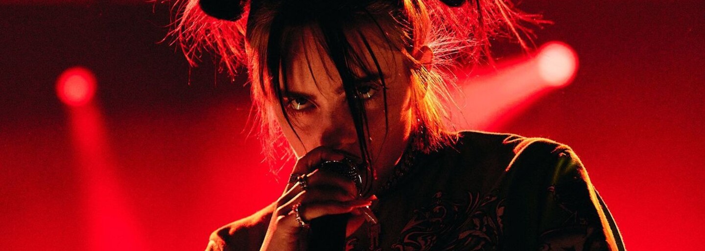 Billie Eilish zpívá živě o nevydařeném vztahu. O 6 let starší partner ji za rok zcela zničil