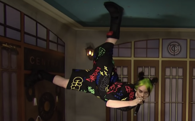 Billie Eilish zpívá svůj největší hit vzhůru nohama. Pravidla gravitace porušila živě v prestižní show Billie Eilish zpívá svůj největší hit vzhůru nohama. Pravidla gravitace porušila živě v prestižní show
