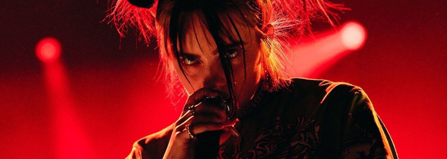 Billie Eilish svoje telo neukázala kvôli peniazom. Kritikom posiela jasný odkaz