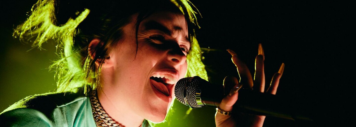 Billie Eilish už neskrývá své tělo. Pro Vogue se převlékla do korzetu