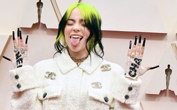 Billie Eilish vyčítají, že Grammy získala jen proto, že je bílá. Co na to říká?