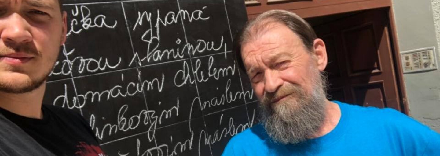 Bistro Střecha zaměstnává lidi bez domova a bývalé vězně. Nyní se stěhuje do nových prostor a pomoct mu můžeš i ty