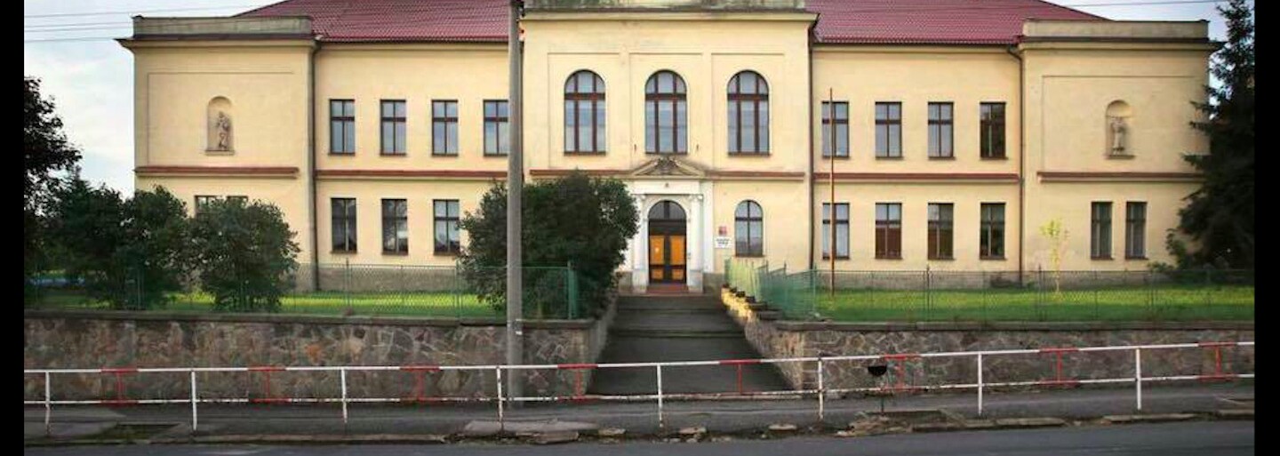 Bizarní rekonstrukce proměnila historickou budovu základní školy v zateplenou barevnou podivnost a je vrcholem i definicí nevkusu