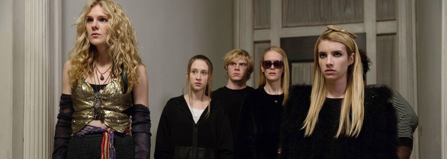 Bizarné American Horror Story divákov vtiahne do apokalyptického sveta a opäť zaujme svojou experimentálnosťou
