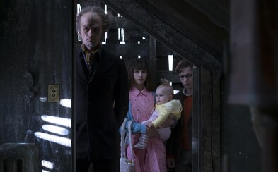 Bizarne namaskovaný Neil Patrick Harris sa snaží získať dedičstvo troch sirôt v čierno-humornom seriáli od Netflixu A Series of Unfortunate Events Bizarne namaskovaný Neil Patrick Harris sa snaží získať dedičstvo troch sirôt v čierno-humornom seriáli od Netflixu A Series of Unfortunate Events