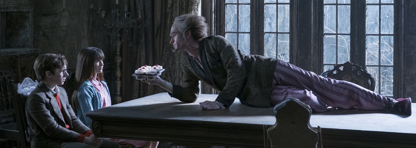 Bizarne namaskovaný Neil Patrick Harris sa snaží získať dedičstvo troch sirôt v čierno-humornom seriáli od Netflixu A Series of Unfortunate Events