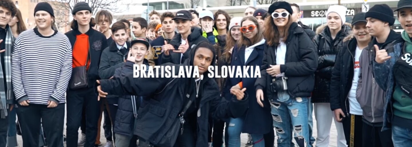 Bizarnosti jako tričko na mikině, tkaničkou omotané kalhoty a pěticiferné sumy. Slavný youtuber se zajímal o cenu outfitů na Slovensku