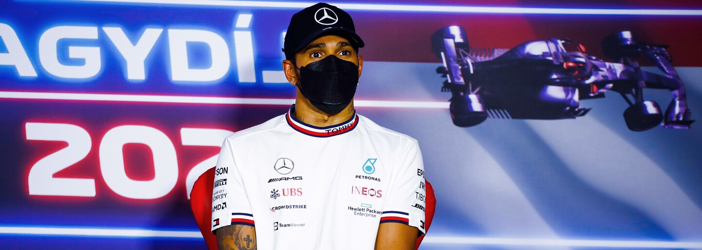 Bizarní Hamilton jako jediný na startu. Boj za LGBTI i rozbitá auta za miliony způsobily šílenství na závodech F1 v Maďarsku