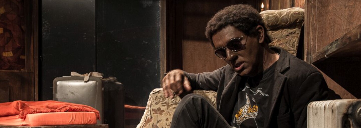 Blackface Ondřeje Sokola narazil. Pražské divadlo stahuje hru, autor požaduje, aby roli ztvárnil skutečný černošský herec