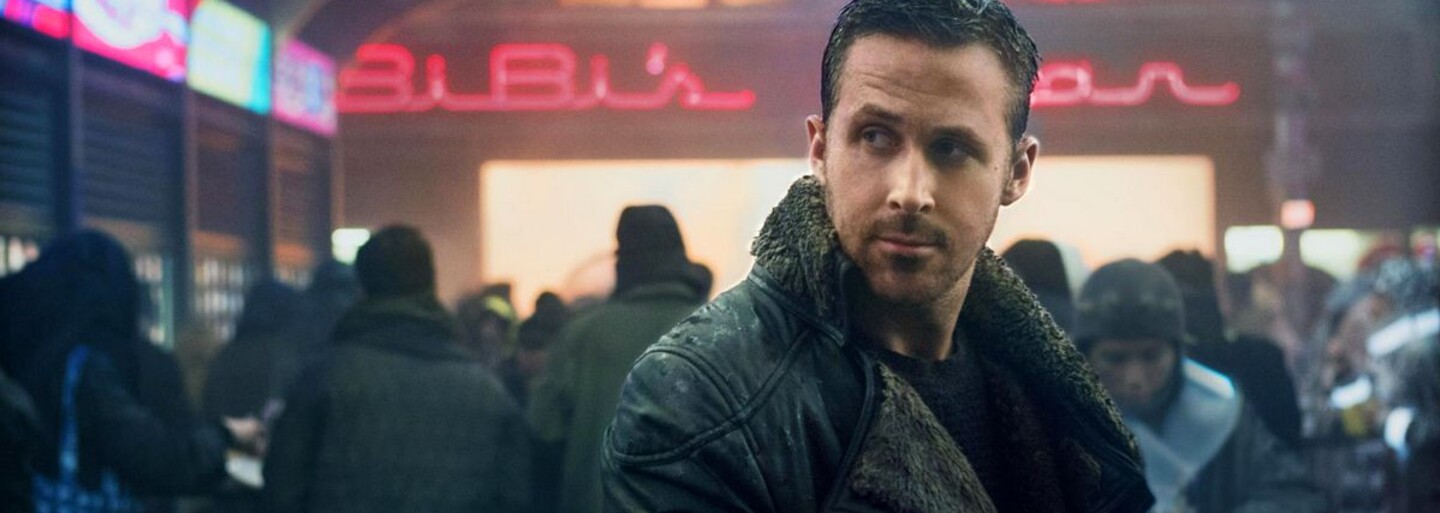 Blade Runner Ryan Gosling zúfalo pátra po záhadnej minulosti Ricka Deckarda. Odpovedí na väčšinu jeho otázok sa však dočkáme asi až v kine