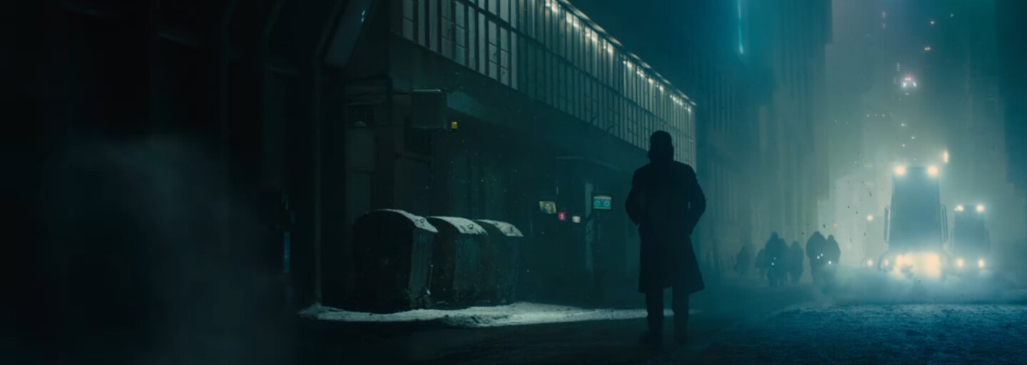 Blade Runneri Ryan Gosling a Harrison Ford spájajú sily v akčnom a audiovizuálne odzbrojujúcom traileri pre pokračovanie kultovej sci-fi klasiky