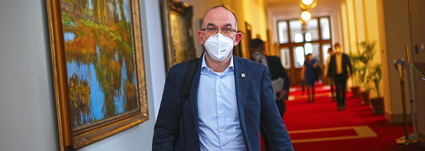 Blatný: Máme podezření na tři pacienty s jihoafrickou mutací koronaviru