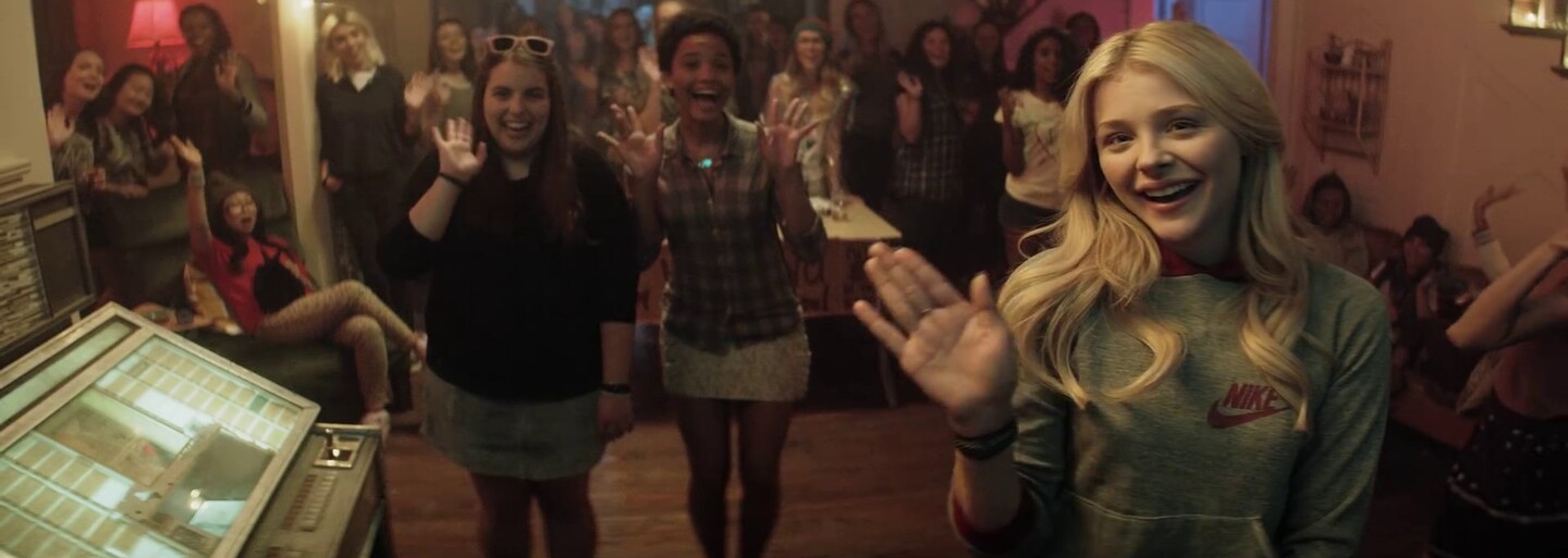 Blázniví susedia si v pokračovaní sexi komédie prizvú na pomoc v boji proti Chloë Moretz a Selene Gomez tajnú zbraň v podobe Zaca Efrona