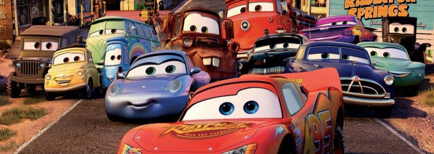 Blesk McQueen sa vracia v atmosférickej a dramatickej debutovej ukážke z očakávaného animáku Autá 3