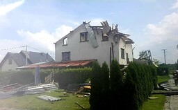 Blízko našich hraníc sa prehnalo tornádo, zničilo desiatky domov. K nám búrky ešte len prídu