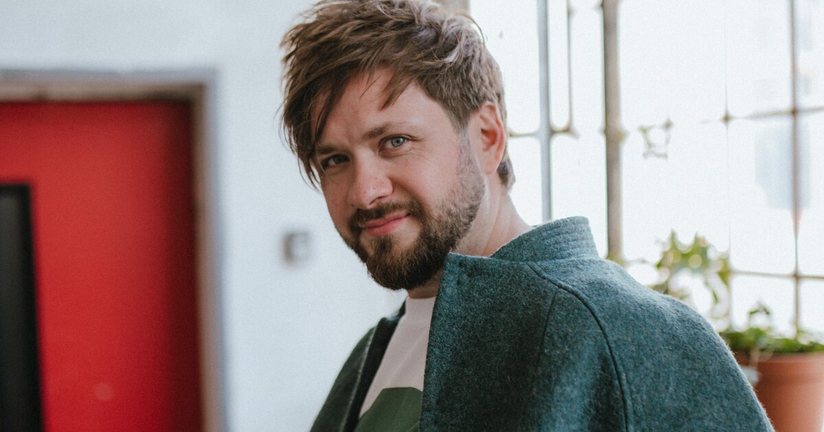 „Neslyším ptáky ani cinkání tramvaje.“ Adam dělá hudbu a vychovává syna, i když přichází o sluch