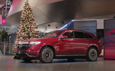 BMW a Mercedes-Benz na chvíli odložily konkurenční boj. V předvánoční kampani volají po solidaritě v těžkých časech BMW a Mercedes-Benz na chvíli odložily konkurenční boj. V předvánoční kampani volají po solidaritě v těžkých časech