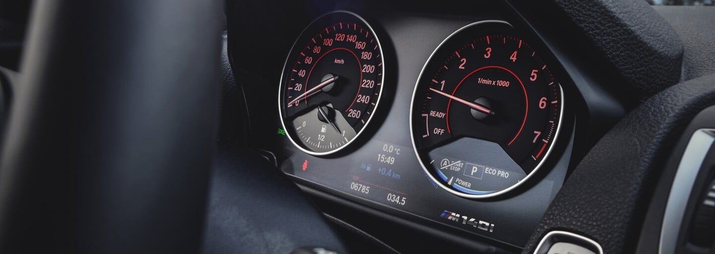 BMW má auto, které klame tělem. 6válcové M140i přehlédnete, jízdní vlastnosti mu však mohou mnozí závidět!