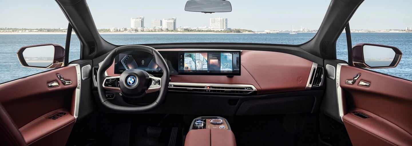 BMW představilo infotainment iDrive 8. generace. Má velké displeje a umělou inteligenci