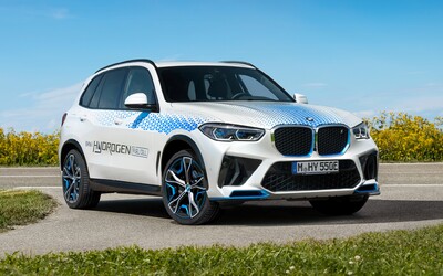 BMW spustilo výrobu vodíkového modelu iX5 Hydrogen poháňaného palivovými článkami
