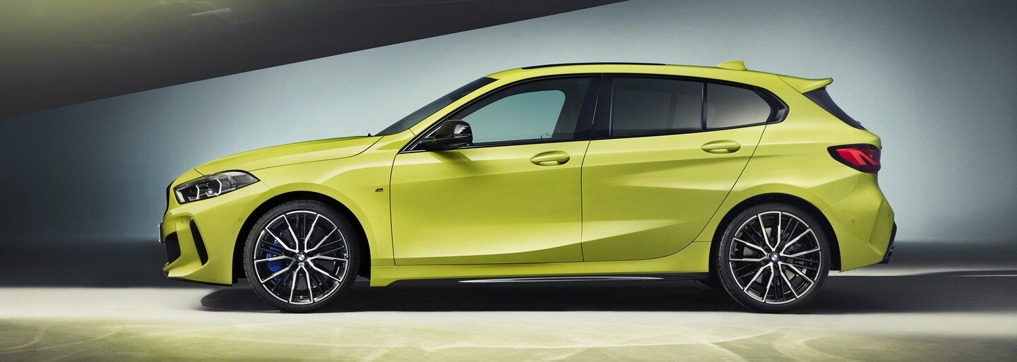 BMW vylepšilo svoj rad 1. Nové sú farby, zvukový prejav, auto má aj lepšie vlastnosti v zákrutách
