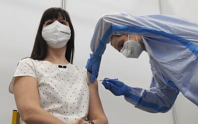 Bohatší Slováci sú ochotnejší dať sa zaočkovať proti koronavírusu, ukázal veľký prieskum