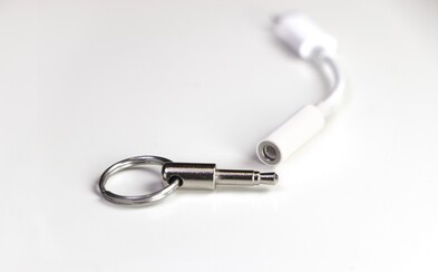 Bojíš se, že ztratíš 3,5mm redukci od tvého iPhone 7? Šikovný doplněk Dongle Dangler ji přepevní ke klíčence Bojíš se, že ztratíš 3,5mm redukci od tvého iPhone 7? Šikovný doplněk Dongle Dangler ji přepevní ke klíčence