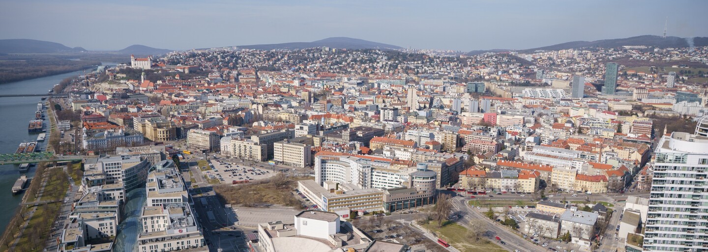 Boli sme na najvyššom poschodí prvého slovenského mrakodrapu. Koľko v ňom stojí najdrahší byt?