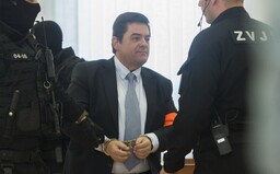 Boli sme na prvom súde s Kočnerom a Zsuzsovou. Obžalovanému úsmev z tváre nezmizol