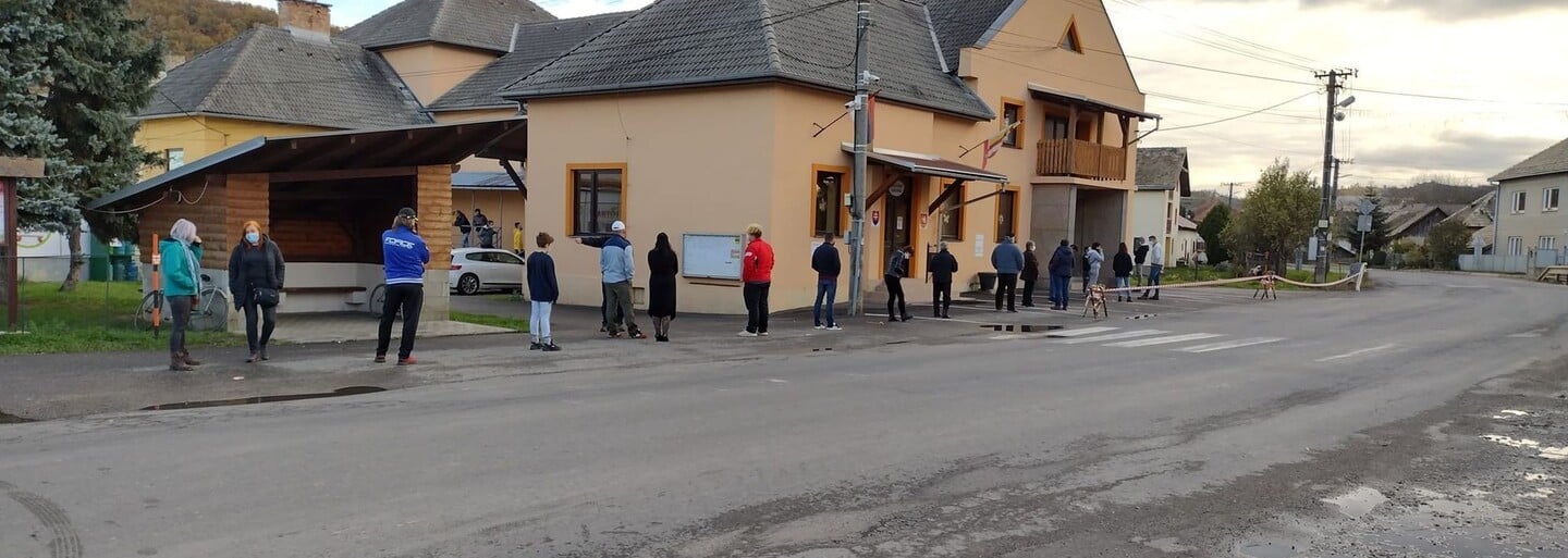 Boli sme sa otestovať: Niektorí z nás počkali na nedeľu a v rade stáli sotva minútu, iní zisťovali, kam sa oplatí ísť