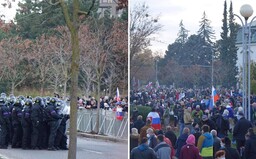 Boli sme sa pozrieť na protestoch v Bratislave: Blízko nás hodili delobuch a skoro sme ohluchli
