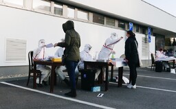 Boli sme sa testovať na Orave: Ľudia čakali aj 3 hodiny v rade, na mnohých miestach chýbal zdravotný personál