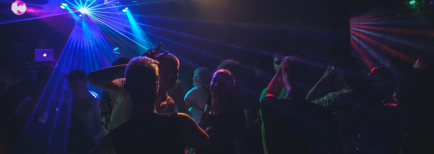 Boli sme v prvom gay klube na Slovensku: zabávajú sa tu známi politici, ale aj ženy, ktoré nechcú, aby ich muži obťažovali