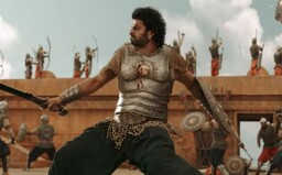 Bollywoodsky akčný blockbuster baví celý svet. Jedna šialene debilná scéna strieda druhú