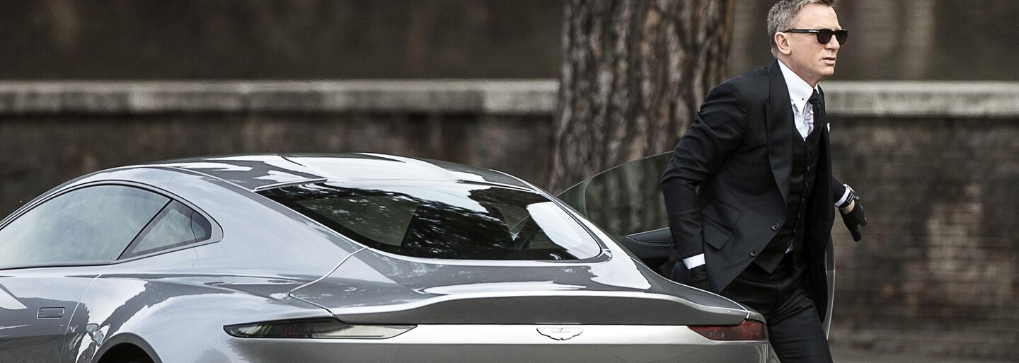 Bondův exkluzivní Aston Martin DB10 se vydražil za více než 3 miliony eur, což překonalo původní očekávání