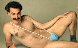 Borat je zpátky! Místo plavek má roušku a koronavirus chce zabít pánví. Podívej se na trailer pro pokračování legendárního filmu