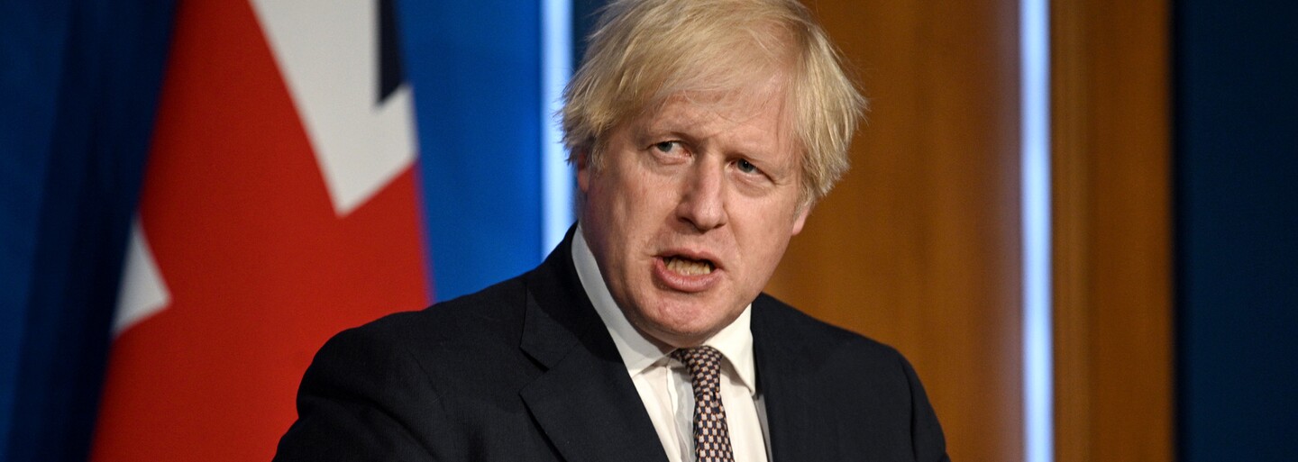 Boris Johnson by měl zůstat premiérem do podzimu, dnes odstoupí jako předseda strany (Aktualizováno)
