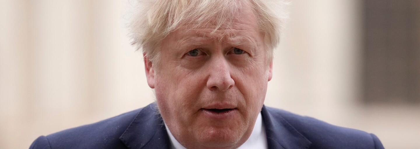 Boris Johnson musí zaplatit pokutu za 12 večírků, které pořádal během lockdownu. Opozice chce, aby odstoupil