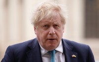Boris Johnson musí zaplatiť pokutu za 12 večierkov, ktoré organizoval počas lockdownu. Opozícia chce, aby odstúpil