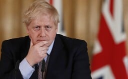 Boris Johnson situáciu okolo korony zľahčoval, potom sa nakazil a musel ísť na JIS. Teraz premiér ďakuje doktorom, že žije