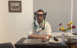 Boris Kollár má v nemocnici ženské návštevy, ktoré ostávajú celú noc. Sestričky sa sťažujú, že im musia variť čaj