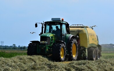 Bosý a opilý muž se u Brna vyřádil na zemědělských strojích. Nepovedlo se mu je ukrást, tak udělal nepořádek za 300 000 korun Bosý a opilý muž se u Brna vyřádil na zemědělských strojích. Nepovedlo se mu je ukrást, tak udělal nepořádek za 300 000 korun