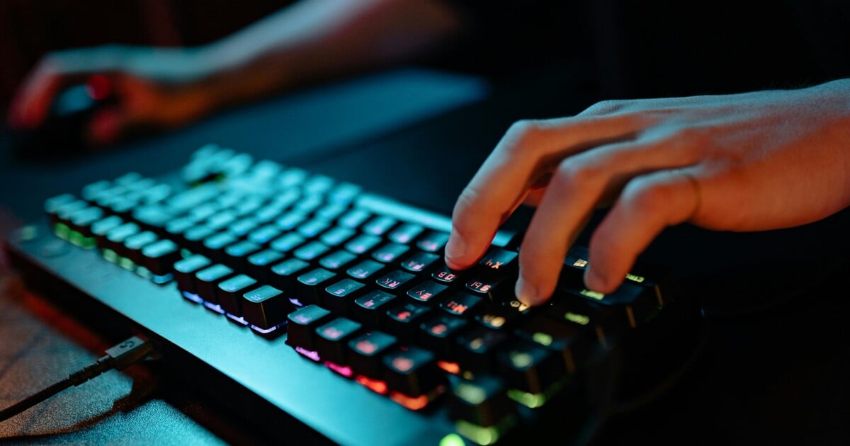 „Nevadí, že je mi teprve 13?“ Predátoři na známé české seznamce cílí na mladé chlapce