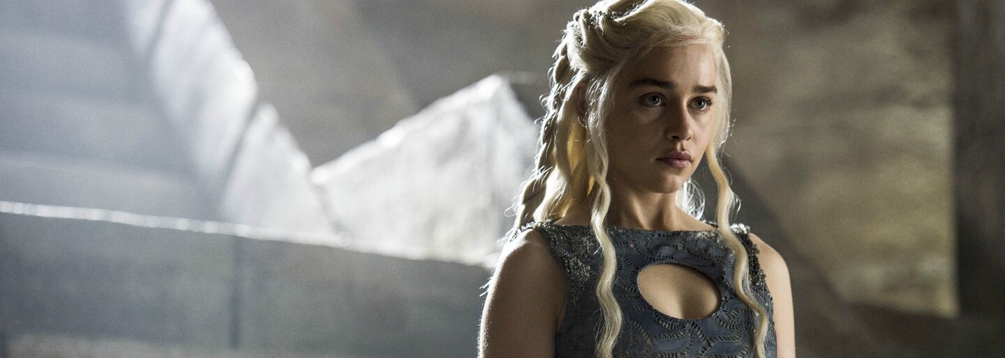 Brad Pitt by dal 120 tisíc dolarů, aby mohl s Emilií Clarke sledovat Game of Thrones. Jeho nabídku však někdo překonal